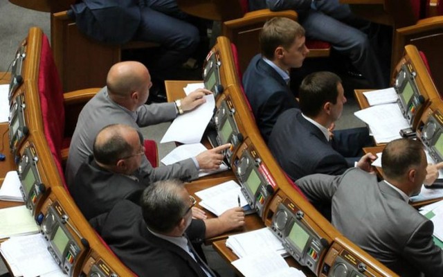 В Раді хочуть накладати санкції за «кнопкодавство»