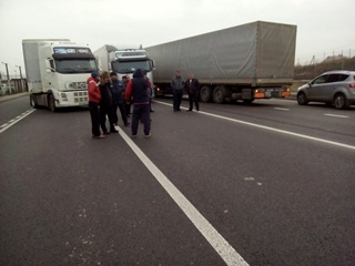 На Львовщине украинские водители заблокировали трасу в поддержку россиян