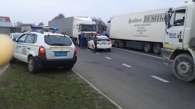 Поліція та «тітушки» об’єдналися, аби прорвати блокаду російських фур