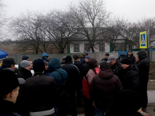 Руслан Андрійко: "Блокпост у Кіптях оточила сотня "тітушків". Готуємося дати відсіч!"