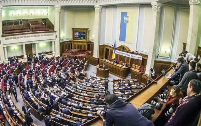 Лидеры фракций Рады предлагают работать в сессионном режиме два дня в неделю