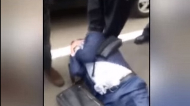 Як чиновник в костюмі та краватці, качався по асфальту та активно завивав