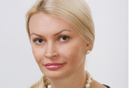 Заступниця Філатова прийшла на роботу у “костюмі барбі” (ФОТО)