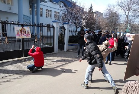 В Сумах забросали хозяйственный суд яйцами