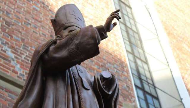 Польша возмутилась из-за инцидента с памятником Папе Римскому в Украине