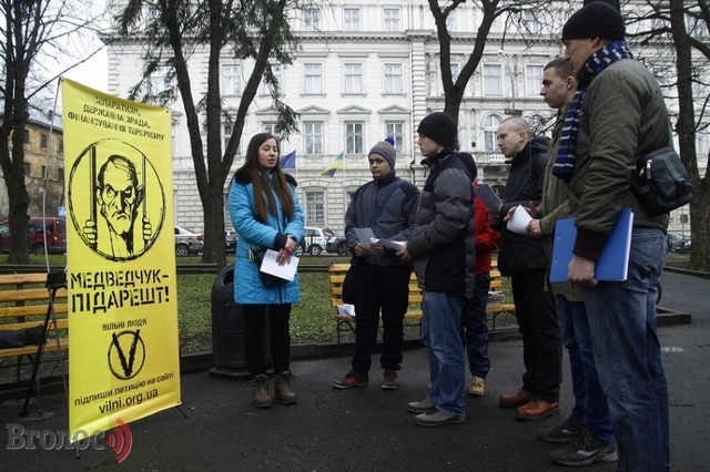 Під Львівською ОДА збирають підписи за арешт Медведчука (ФОТО)