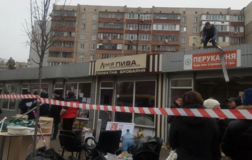 Во время демонтажа самостроя в Голосеево собственник ранил двух рабочих