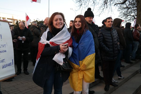 Сябры! “Хто не скача - той москаль!” – огромная топла зажигает в Минске