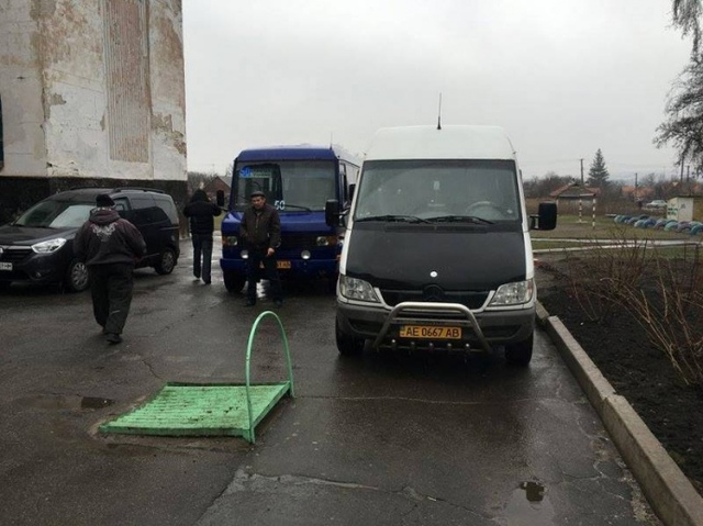 У Кривому Розі виборців на дільниці возять автобусами, у списках - померлі