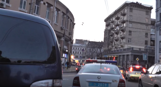 Активісти в Києві зняли корону із “ментов-староверов”