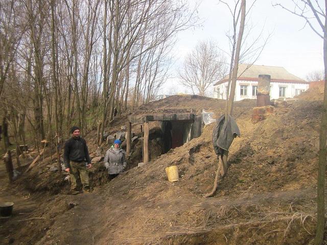 Воїну «Айдару» не найшли житла в селі. Він зимував у землянці