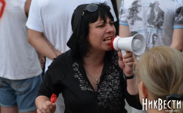В Николаеве активная участница пророссийских акций устроила провокацию возле мемориала героям-ольшанцам