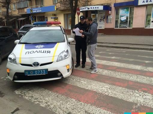 Аваківщина. У Франківську чоловік зробив зауваження поліцейським, а ті у відповідь скрутили його наче злочинця