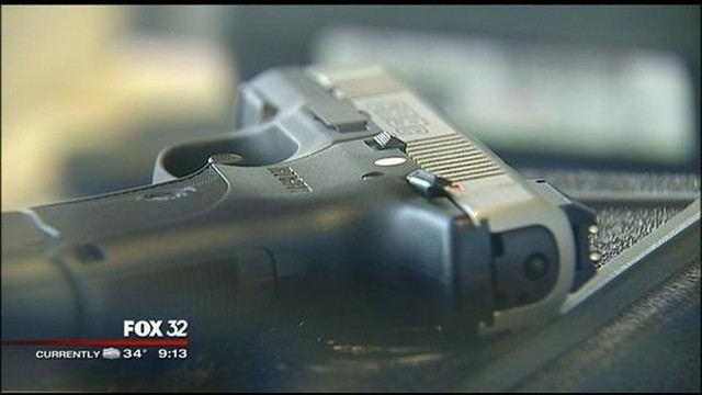 Озброєні злочинці спробували пограбувати охоронця, що вечеряв, і отримали по заслузі