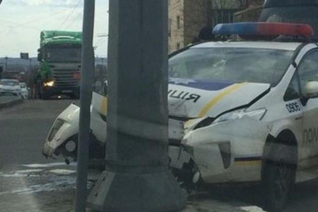 Полицейский Prius таранил столб - патрульные составили протокол на своего коллегу