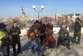 Борис Гребенщиков спел в харьковском сквере