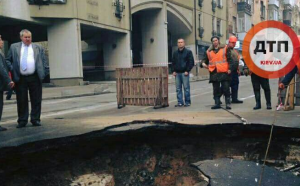 Киев уходит под землю: На Воровского провалился асфальт (фото)