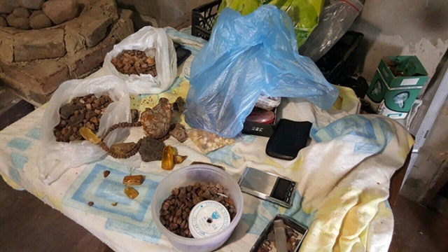 На Рівненщині викрили силовиків, які «кришували» бурштинокопачів