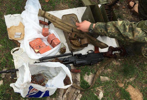 Пограничники обнаружили на Донбассе тайник с оружием российских диверсантов