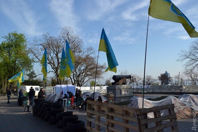 На площади у мэрии Одессы вырос палаточный городок