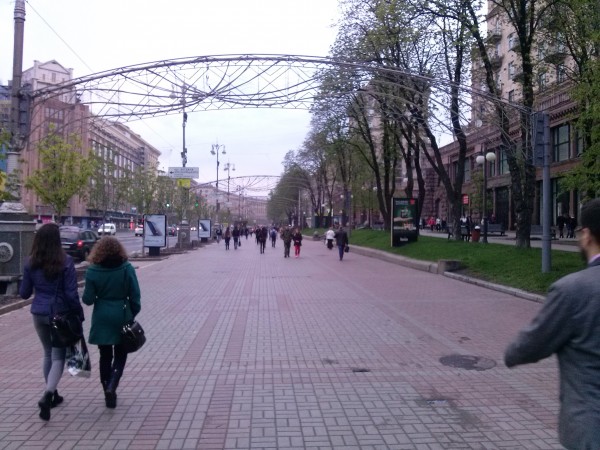 Киевляне дивятся: на тротуарах Крещатика больше нет машин