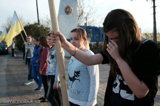 ТІЛО РОСІЯНИНА, ЯКИЙ ЗАГИНУВ ЗА УКРАЇНУ, НА БУКОВИНІ ЗУСТРІЛИ ЖИВИМ ЛАНЦЮГОМ З КВІТАМИ