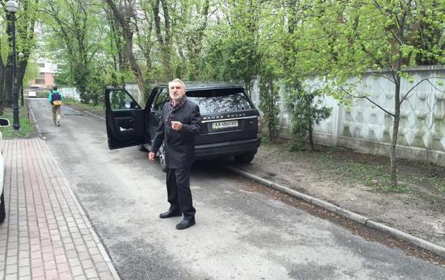 В Киеве нарушитель ПДД угрожал оружием прохожему