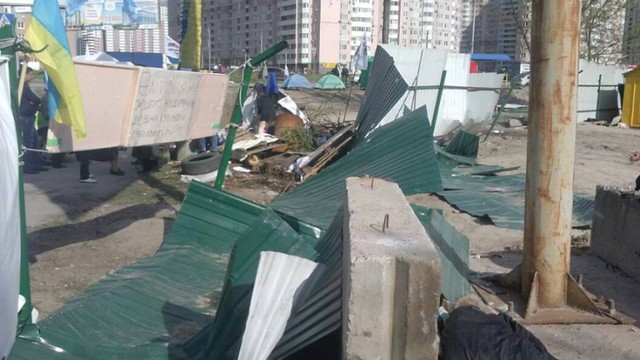 Активисты снесли забор вокруг скандальной застройки на Позняках