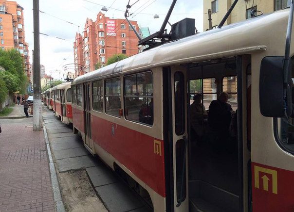 В Киеве «герой парковки» остановил десятки трамваев