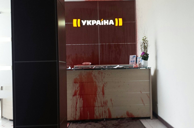 На офис канала «Украина» совершено нападение. Все в крови