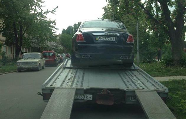 В Ужгороді евакуатор забрав "Роллс-Ройс" з елітними номерами
