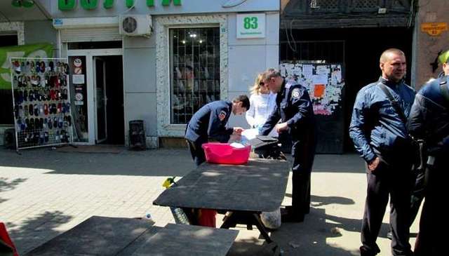 В Одессе торговки раками тазиками избили активистов-евромайдановцев (ВИДЕО)