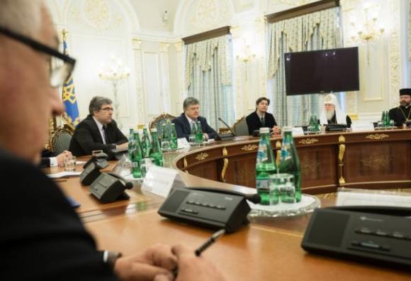 Порошенко призвал создать единую поместную церковь, независимую от других стран