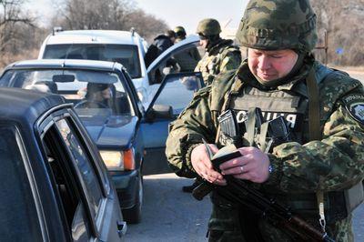 На блокпостах Донецкой области полицейские задержали 19 боевиков и около 100 их пособников