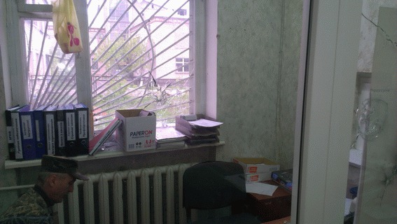 Неизвестные обстреляли отделение полиции в Станице Луганской. ФОТОрепортаж