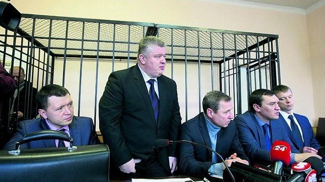 Задержанные по подозрению в получению крупных взяток "спасатель" Бочковский и глава центра занятости Кашуба восстановились на работе через суд