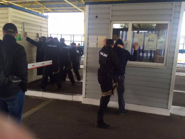 ОДЕССКИЙ ТАМОЖЕННИК ЗА СМЕНУ СОБРАЛ КРУПНУЮ СУММУ ВЗЯТОК: ДЕНЬГИ ПРЯТАЛ ПОД СТОЛОМ