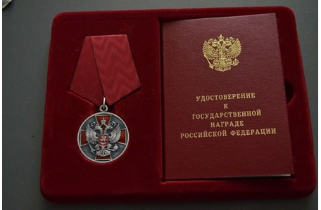 На Донбассе российский офицер-псих приказал вручить террористам фальшивые награды - ГУР