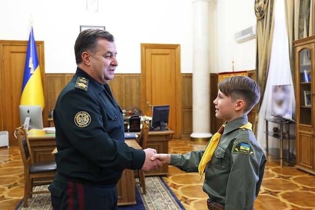 Полторак наградил школьника за содействие ВСУ