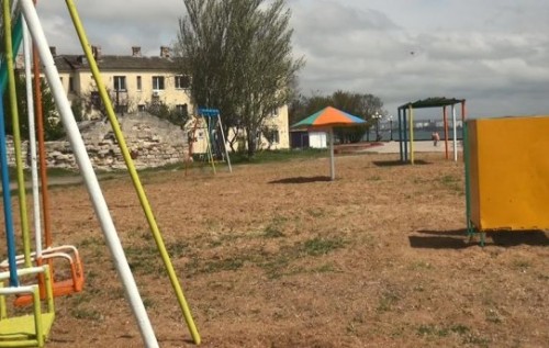 Керчь благоустраивает пляжи. Убогий совдеп. ФОТО