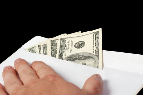 В Харьковской области полицейского задержали на взятке