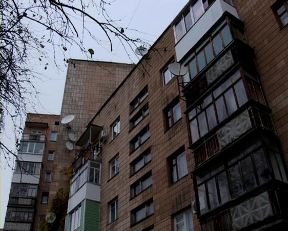 На Закарпатті захмеліла жінка з дитиною випали з 5-го поверху будинку