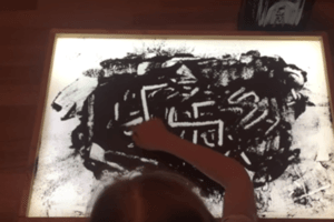 Сеть шокирована девочкой, рисовавшей свастики прахом деда-ветерана. Видеофакт