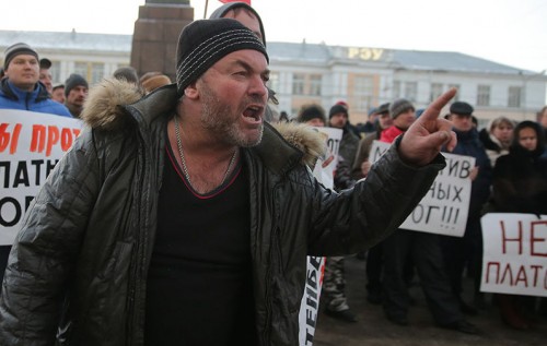 Российские дальнобойщики парализовали движение в Москве