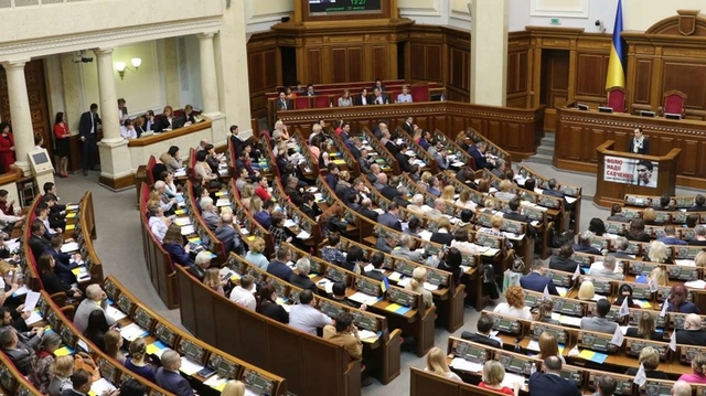 На Пасху началась борьбы за округа на досрочных выборах в Раду