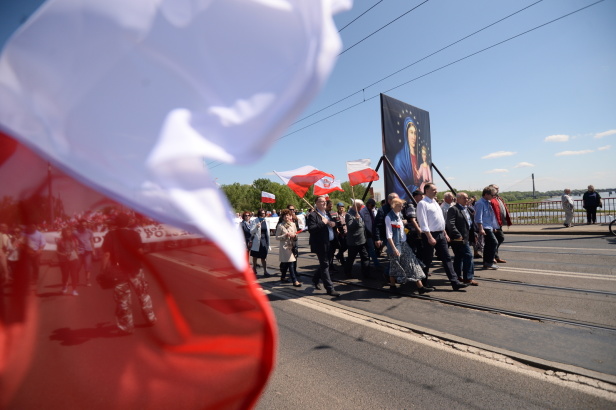 В Варшаве оппозиционные силы вывели на демонстрации около 200 тысяч людей