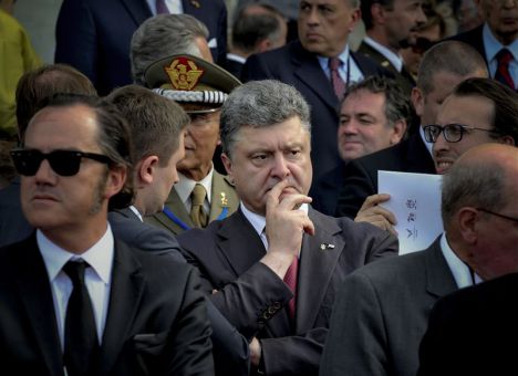 Порошенко не летит в Лондон, чтобы избежать стыда, - эксперт