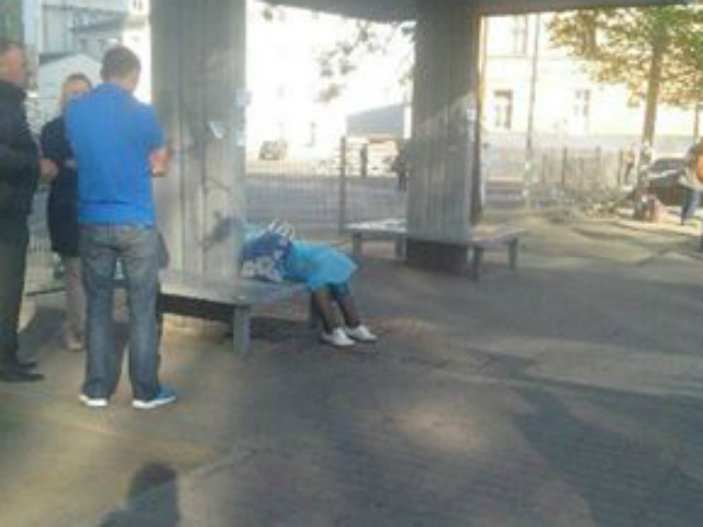 У Львові на зупинці померла молода жінка (ФОТО)