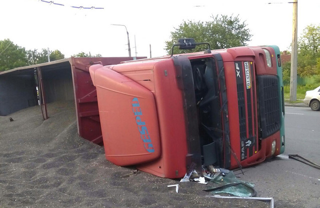 В ПОЛТАВЕ ПЬЯНЫЙ ВОДИТЕЛЬ ПЕРЕВЕРНУЛ ГРУЗОВИК С 30 ТОННАМИ СЕМЕЧЕК