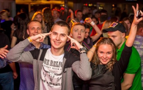 У клубах Ялти молодь скандує «Слава Україні!»